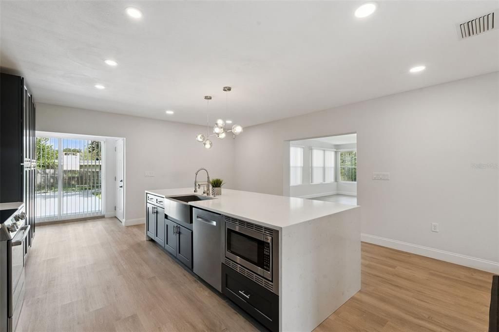 En Venta: $849,900 (4 camas, 2 baños, 2331 Pies cuadrados)