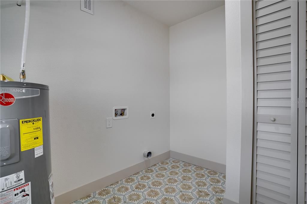 Activo con contrato: $349,000 (3 camas, 2 baños, 1128 Pies cuadrados)