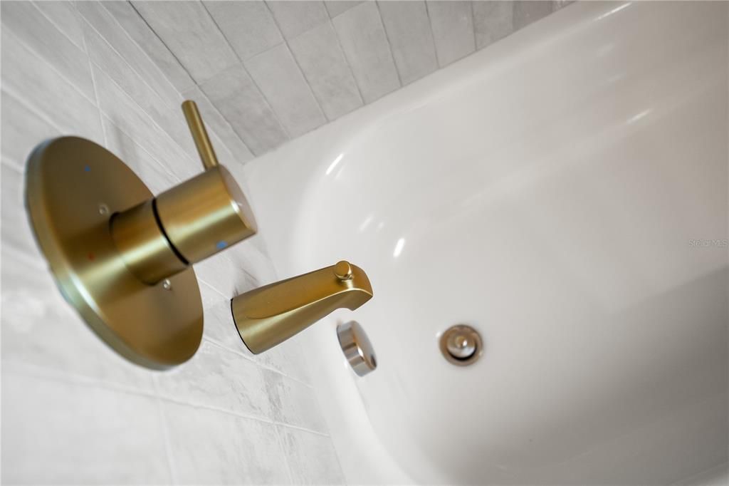 Activo con contrato: $349,000 (3 camas, 2 baños, 1128 Pies cuadrados)