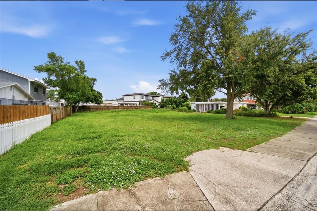En Venta: $649,900 (0.19 acres)
