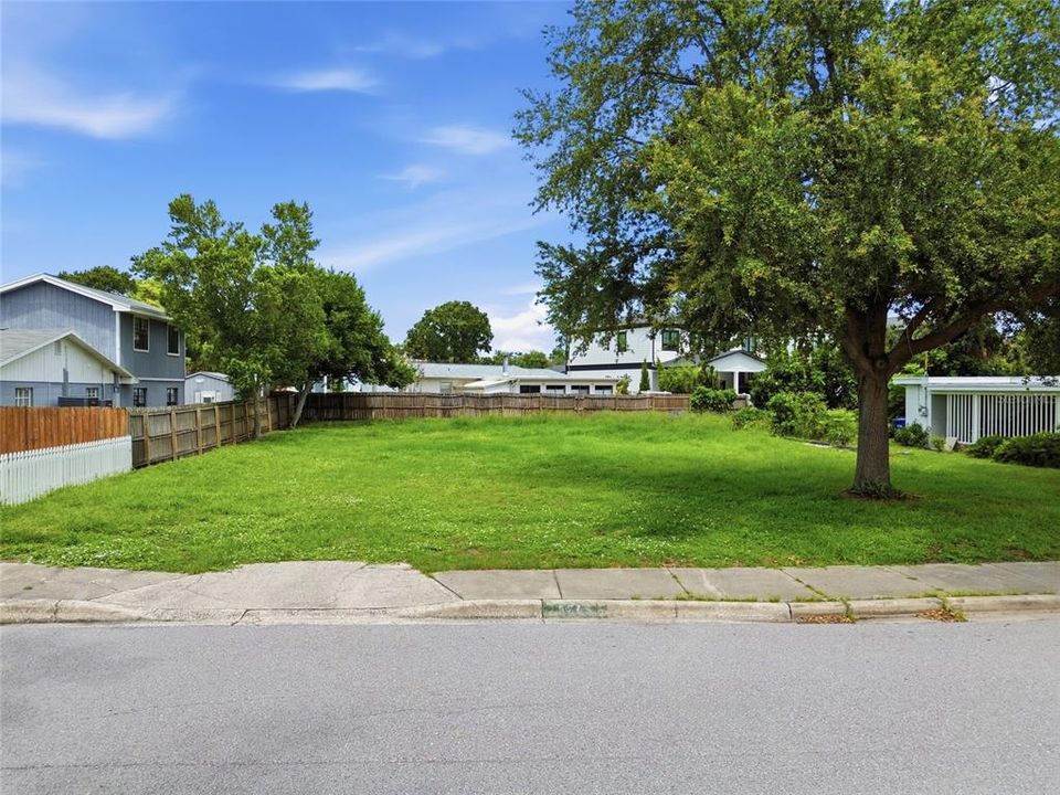 En Venta: $649,900 (0.19 acres)