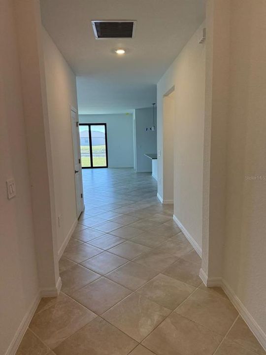 En Renta: $2,450 (4 camas, 3 baños, 2027 Pies cuadrados)