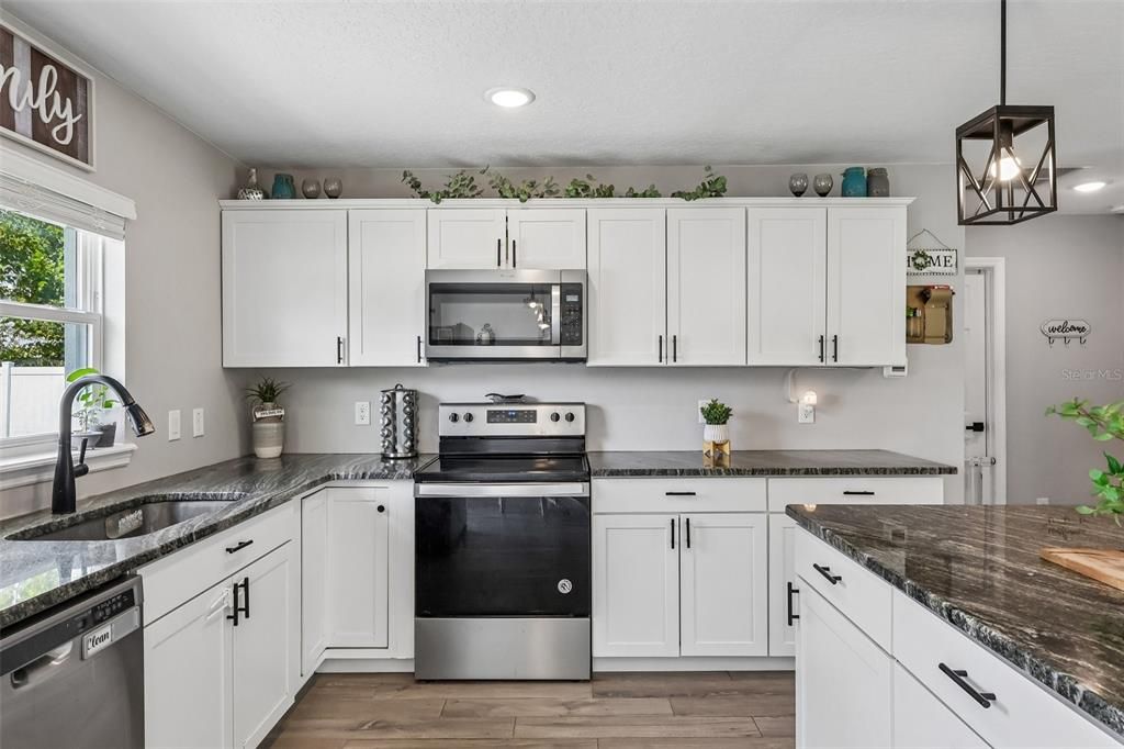 For Sale: $295,000 (3 beds, 2 baths, 1191 Square Feet)