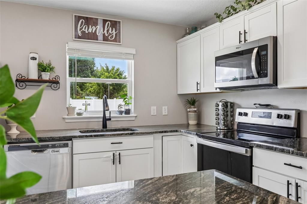 For Sale: $295,000 (3 beds, 2 baths, 1191 Square Feet)