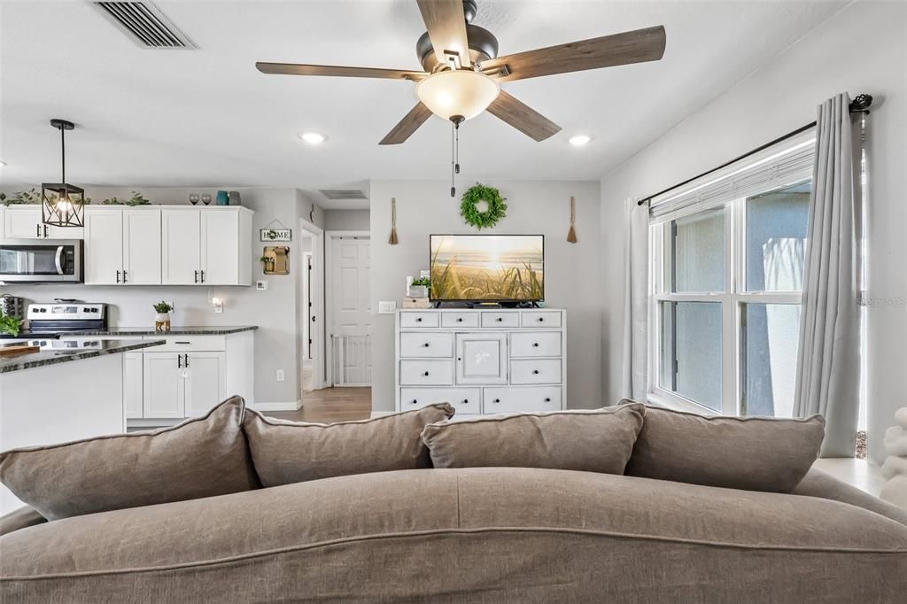 For Sale: $295,000 (3 beds, 2 baths, 1191 Square Feet)
