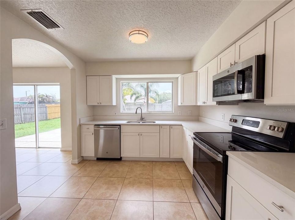 For Sale: $295,000 (3 beds, 2 baths, 1086 Square Feet)