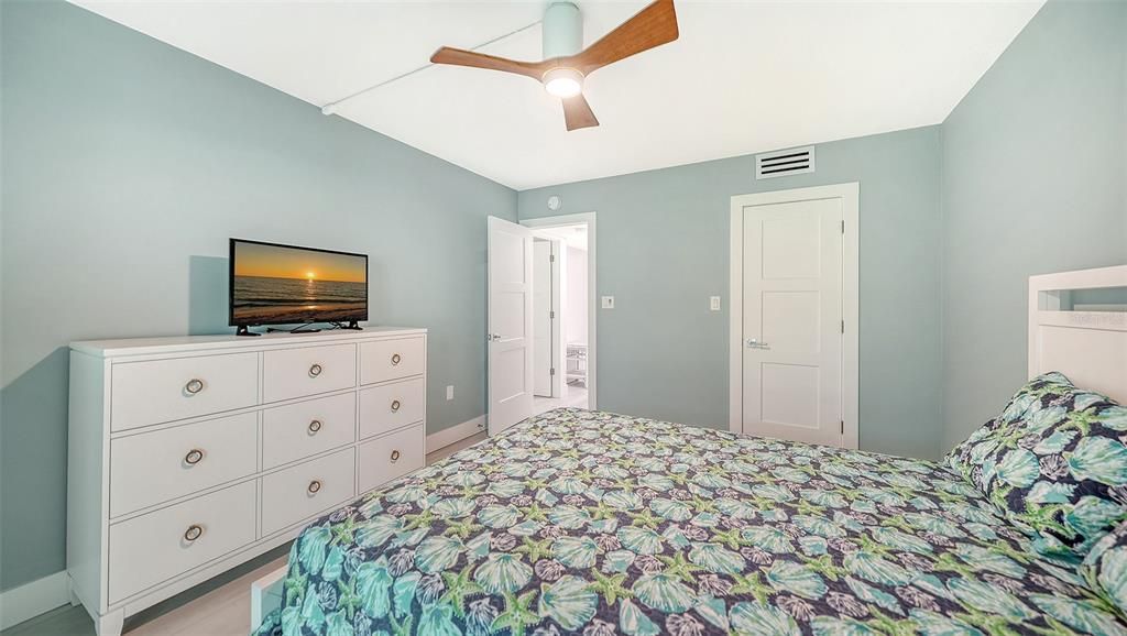 For Sale: $565,000 (2 beds, 2 baths, 1205 Square Feet)