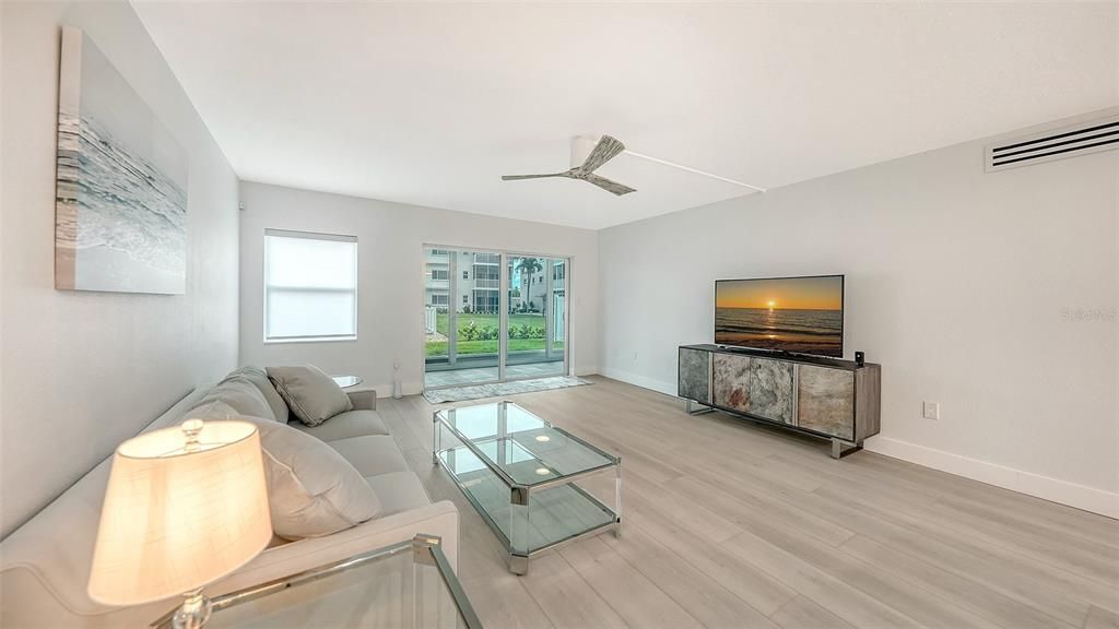 For Sale: $565,000 (2 beds, 2 baths, 1205 Square Feet)