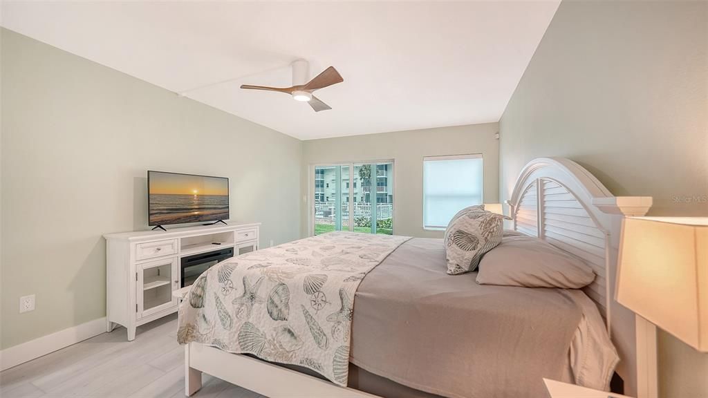 For Sale: $565,000 (2 beds, 2 baths, 1205 Square Feet)