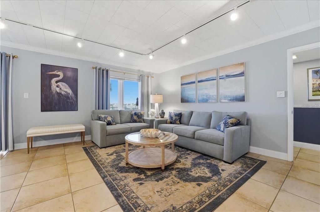 For Sale: $565,000 (2 beds, 2 baths, 1205 Square Feet)