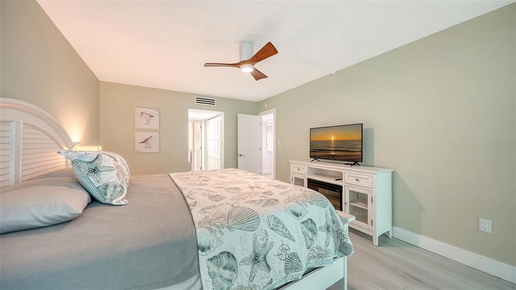 For Sale: $565,000 (2 beds, 2 baths, 1205 Square Feet)