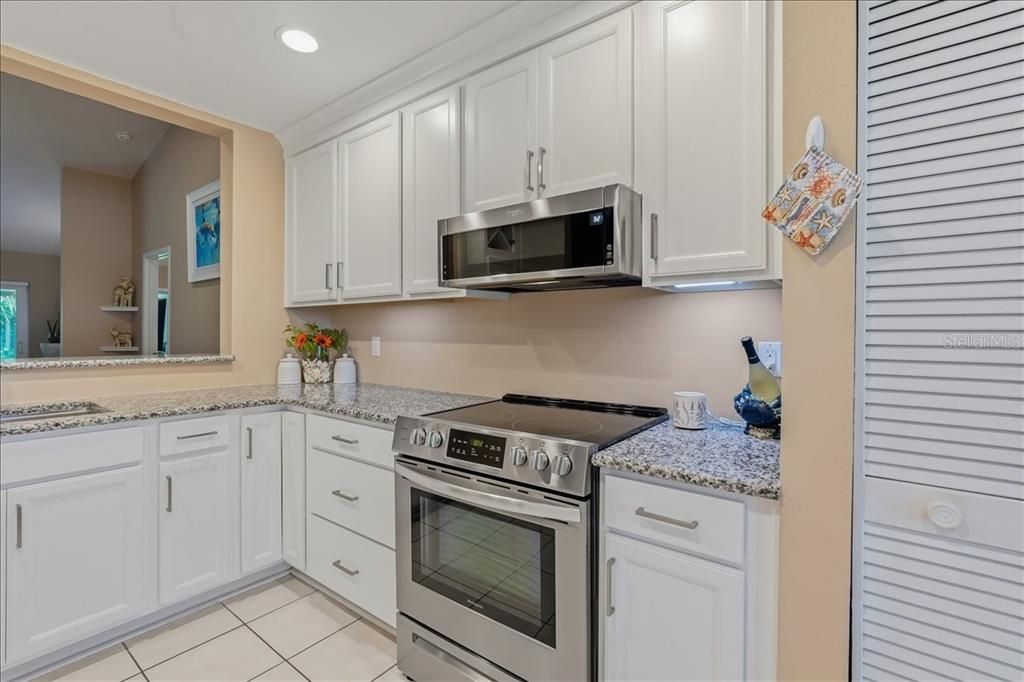 For Sale: $299,900 (2 beds, 2 baths, 1414 Square Feet)