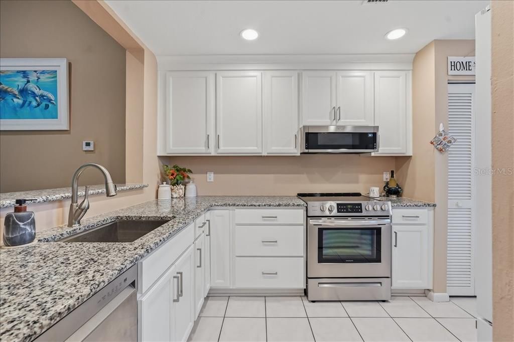 For Sale: $299,900 (2 beds, 2 baths, 1414 Square Feet)