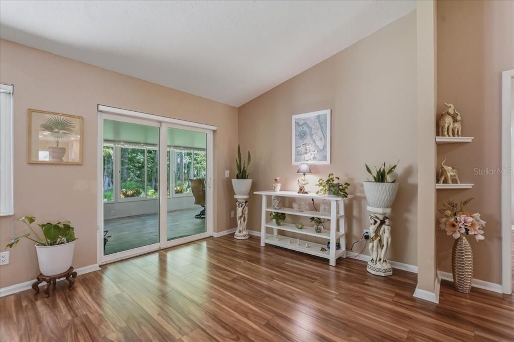 For Sale: $299,900 (2 beds, 2 baths, 1414 Square Feet)
