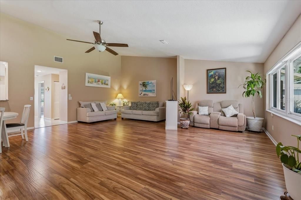 For Sale: $299,900 (2 beds, 2 baths, 1414 Square Feet)