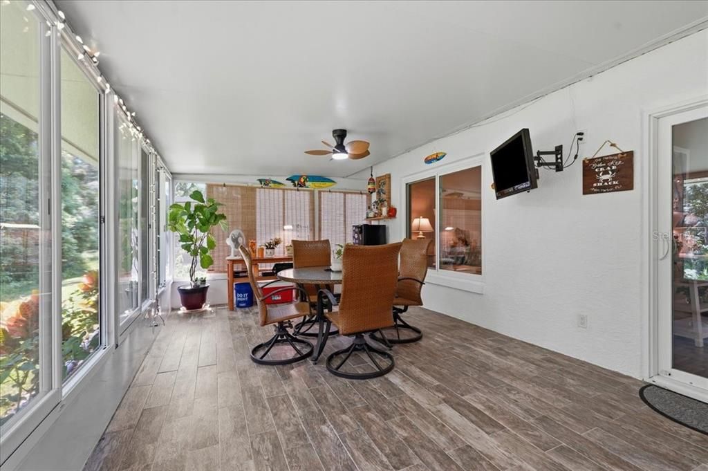 For Sale: $299,900 (2 beds, 2 baths, 1414 Square Feet)