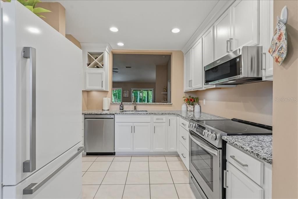 For Sale: $299,900 (2 beds, 2 baths, 1414 Square Feet)