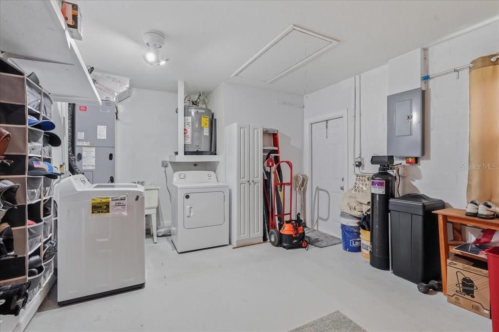 For Sale: $299,900 (2 beds, 2 baths, 1414 Square Feet)
