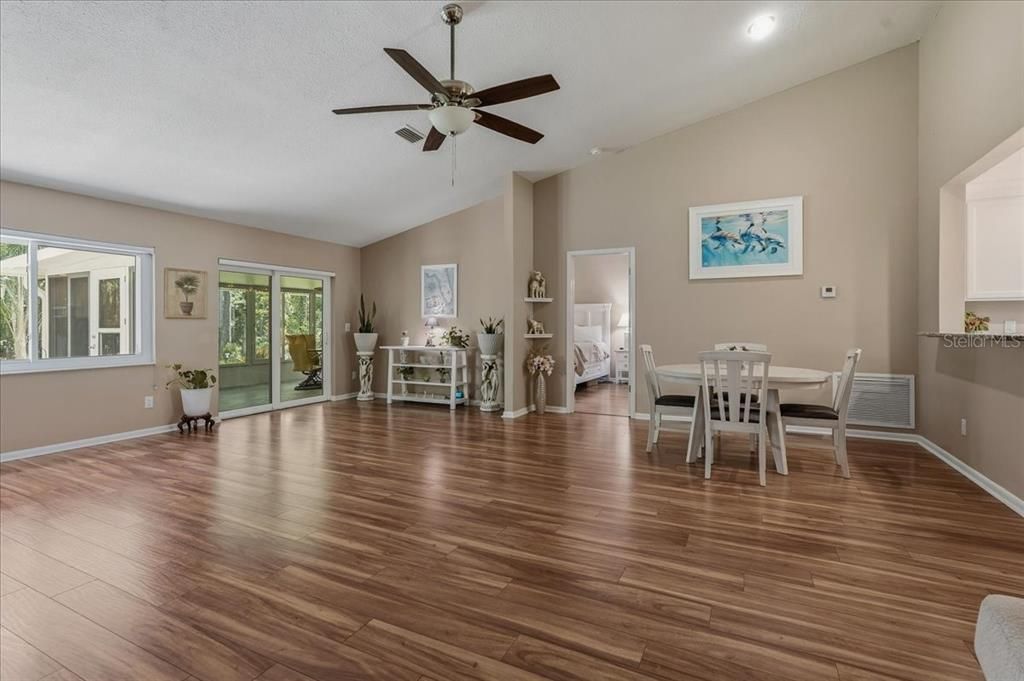 For Sale: $299,900 (2 beds, 2 baths, 1414 Square Feet)