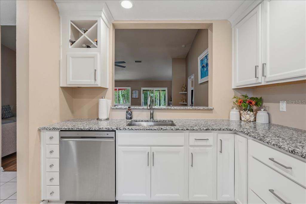 For Sale: $299,900 (2 beds, 2 baths, 1414 Square Feet)