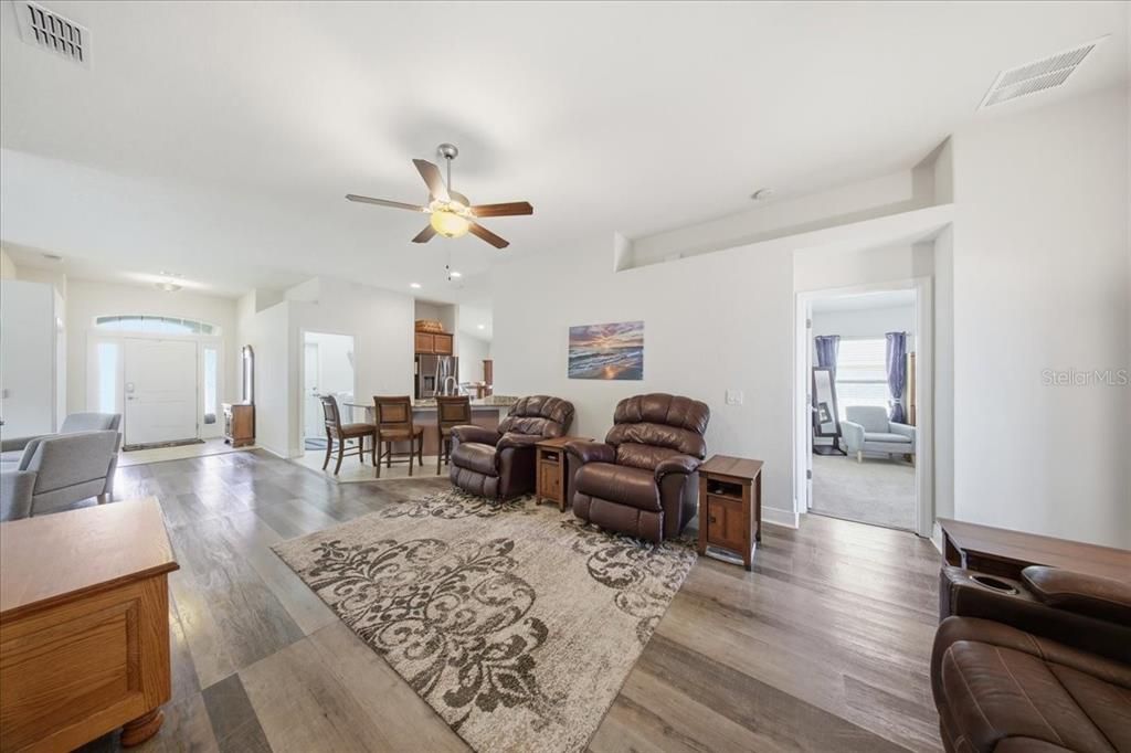 En Venta: $329,900 (4 camas, 2 baños, 1814 Pies cuadrados)