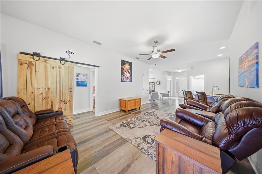 En Venta: $329,900 (4 camas, 2 baños, 1814 Pies cuadrados)