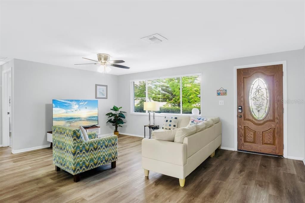 For Sale: $550,000 (4 beds, 2 baths, 1638 Square Feet)