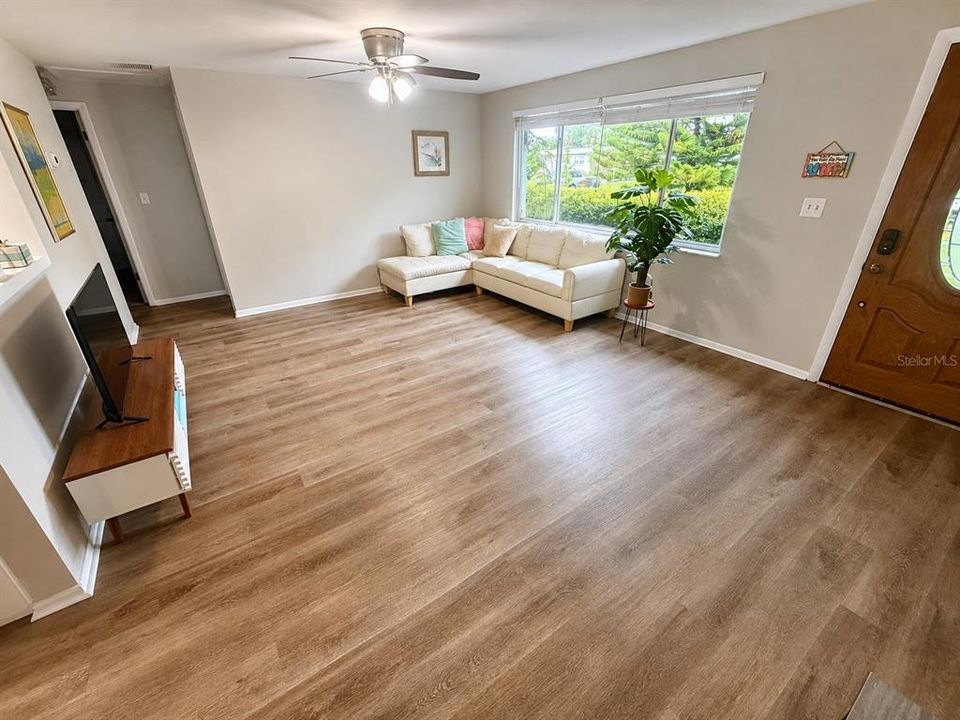 For Sale: $550,000 (4 beds, 2 baths, 1638 Square Feet)