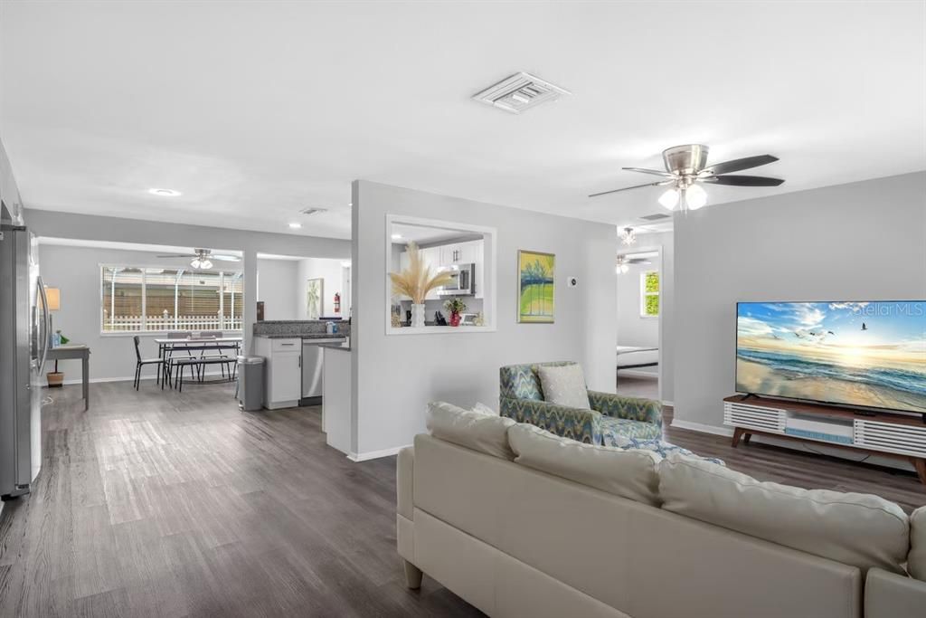 For Sale: $550,000 (4 beds, 2 baths, 1638 Square Feet)