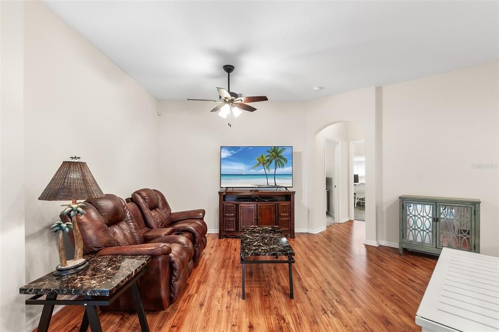 En Venta: $309,000 (3 camas, 2 baños, 1941 Pies cuadrados)