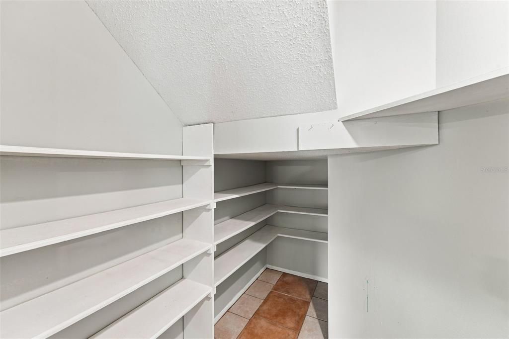 Activo con contrato: $300,000 (2 camas, 2 baños, 1411 Pies cuadrados)