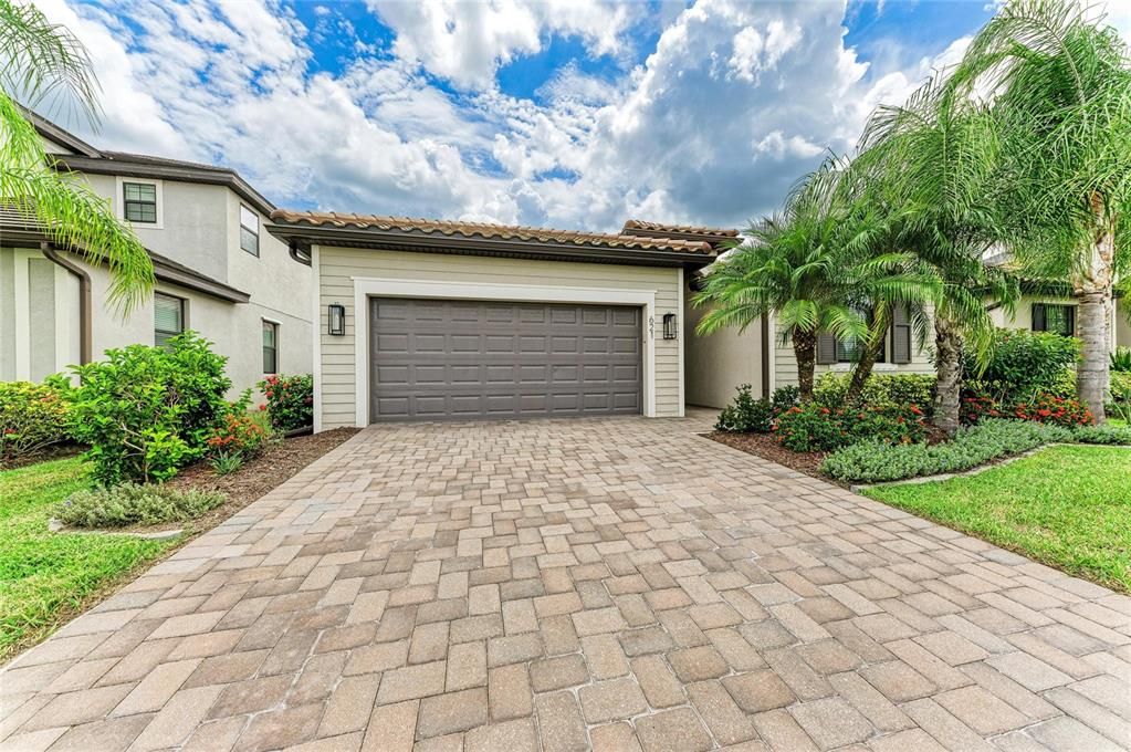 For Sale: $550,000 (4 beds, 3 baths, 2006 Square Feet)