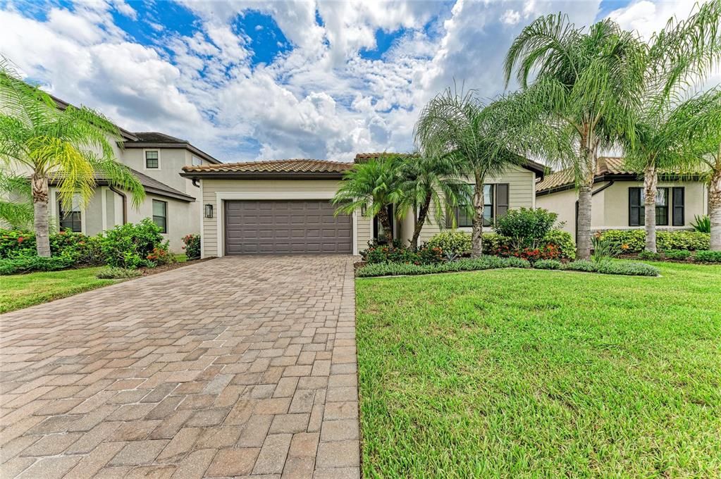 For Sale: $550,000 (4 beds, 3 baths, 2006 Square Feet)