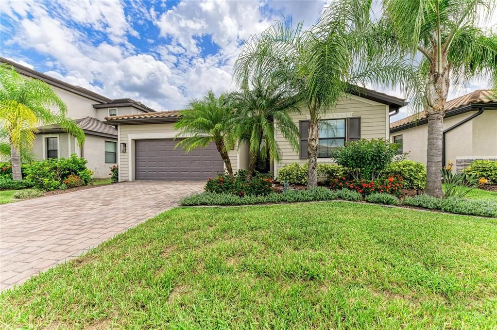 For Sale: $550,000 (4 beds, 3 baths, 2006 Square Feet)