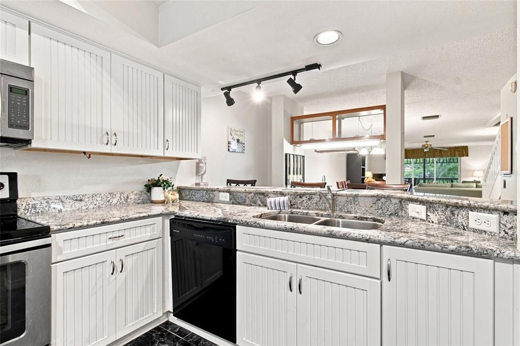 For Sale: $269,700 (2 beds, 2 baths, 1633 Square Feet)