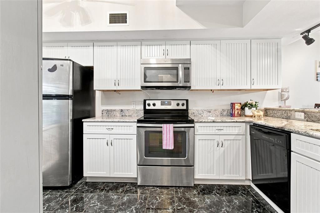 For Sale: $269,700 (2 beds, 2 baths, 1633 Square Feet)