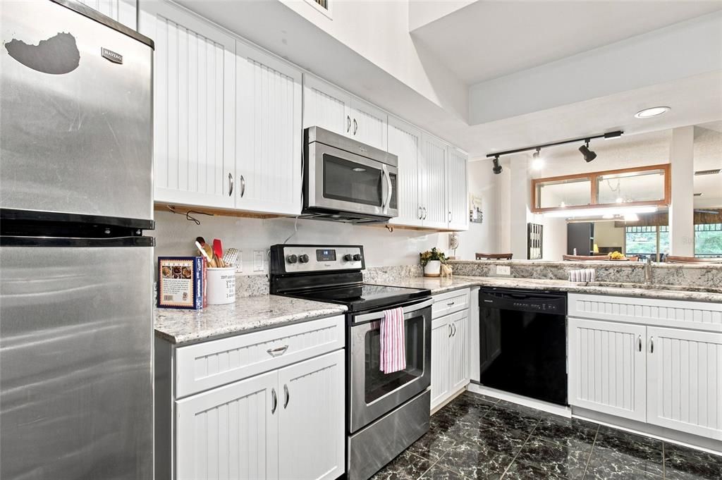 For Sale: $269,700 (2 beds, 2 baths, 1633 Square Feet)