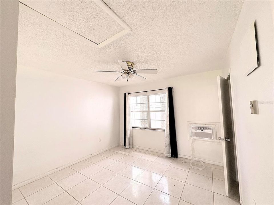 For Rent: $1,300 (1 beds, 1 baths, 1696 Square Feet)