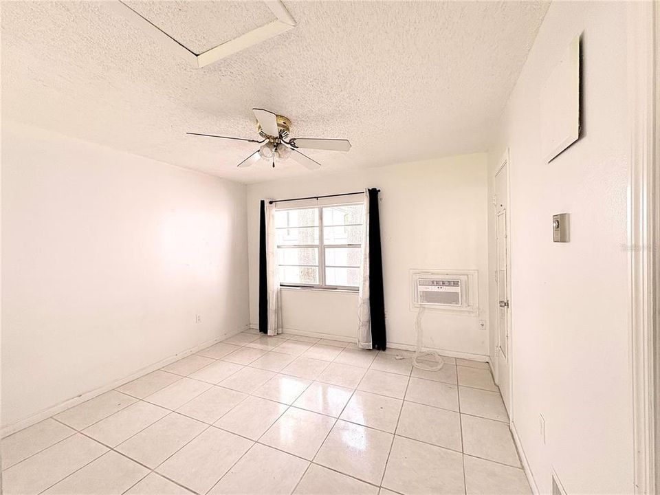 For Rent: $1,300 (1 beds, 1 baths, 1696 Square Feet)