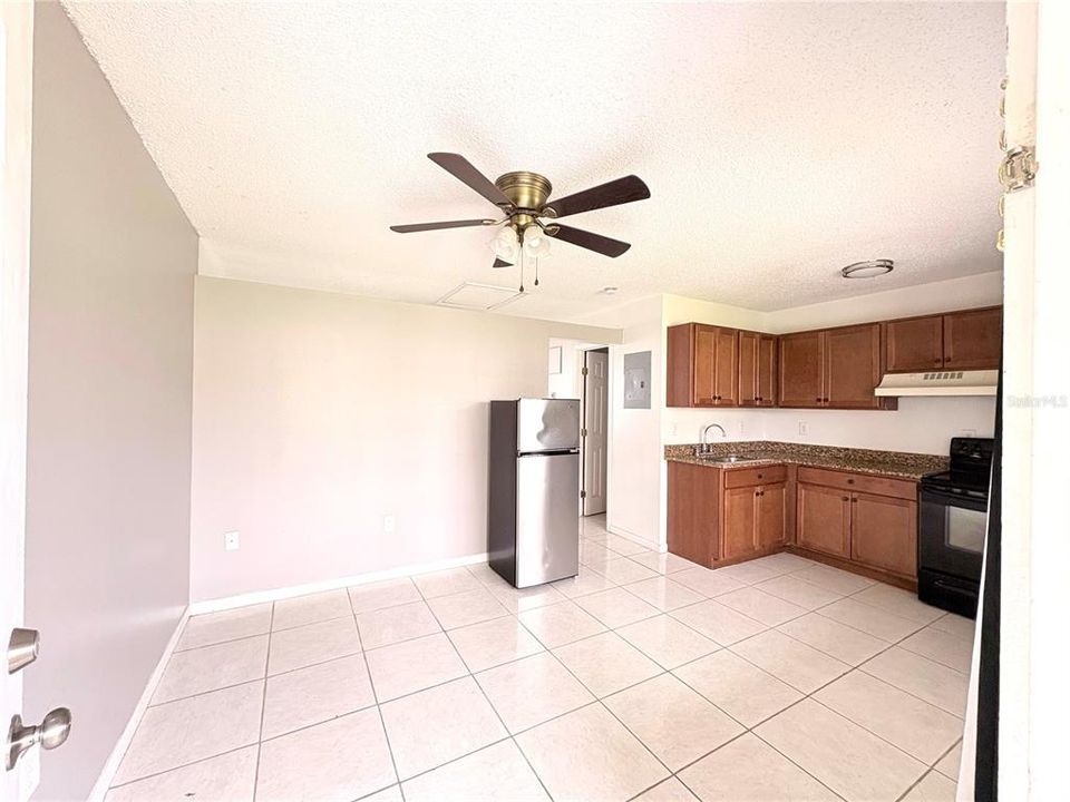 For Rent: $1,300 (1 beds, 1 baths, 1696 Square Feet)
