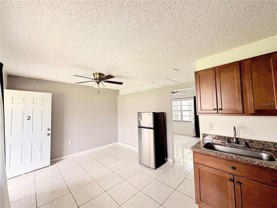 For Rent: $1,300 (1 beds, 1 baths, 1696 Square Feet)