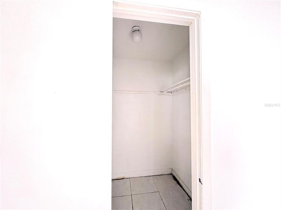 For Rent: $1,300 (1 beds, 1 baths, 1696 Square Feet)