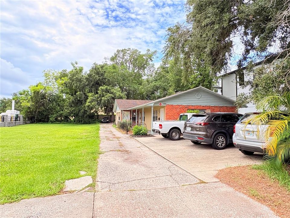 For Rent: $1,300 (1 beds, 1 baths, 1696 Square Feet)
