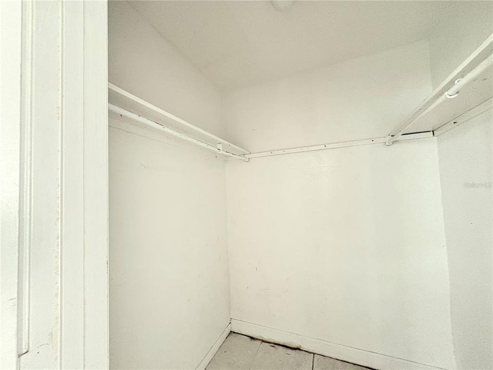 For Rent: $1,300 (1 beds, 1 baths, 1696 Square Feet)