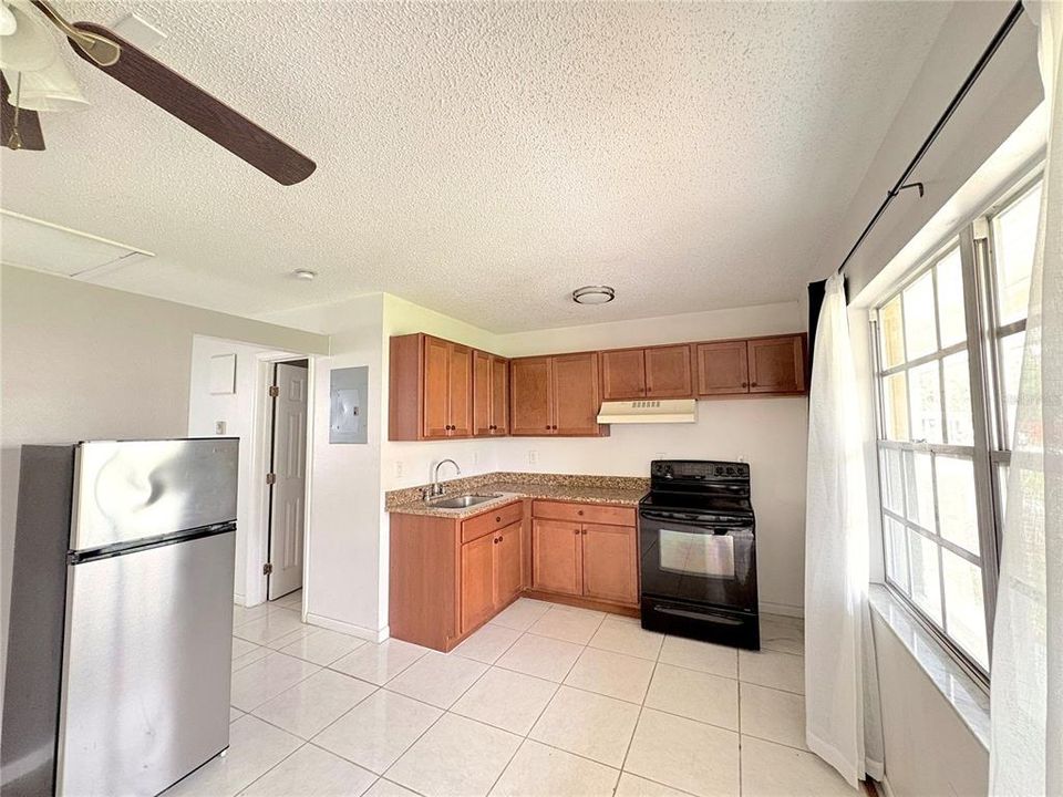 For Rent: $1,300 (1 beds, 1 baths, 1696 Square Feet)