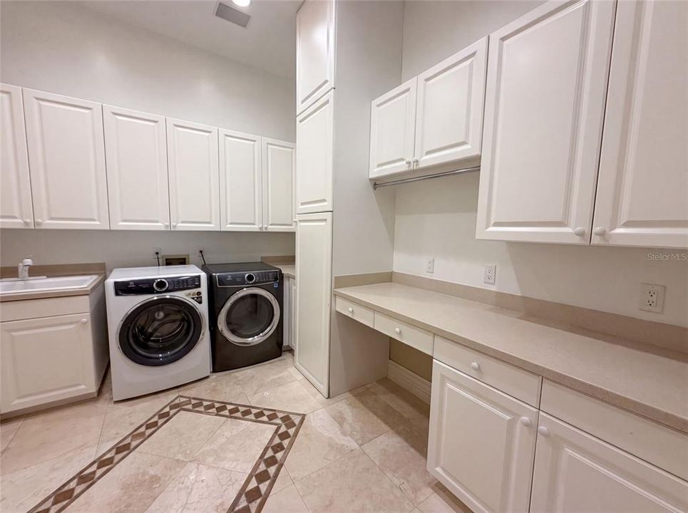 For Sale: $2,900,000 (5 beds, 6 baths, 7066 Square Feet)