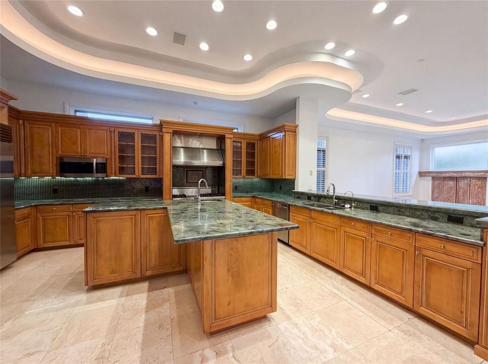 For Sale: $2,900,000 (5 beds, 6 baths, 7066 Square Feet)