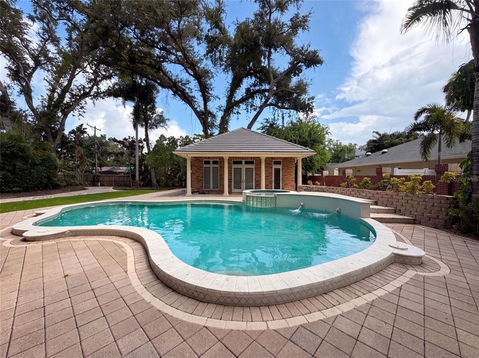 For Sale: $2,900,000 (5 beds, 6 baths, 7066 Square Feet)
