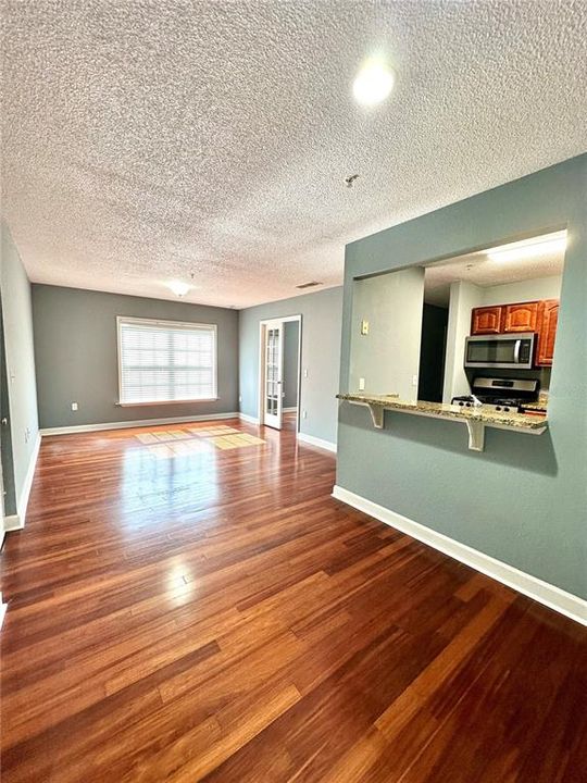 For Rent: $1,375 (1 beds, 1 baths, 830 Square Feet)
