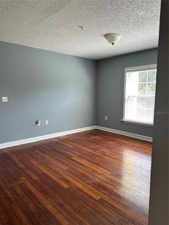 For Rent: $1,375 (1 beds, 1 baths, 830 Square Feet)